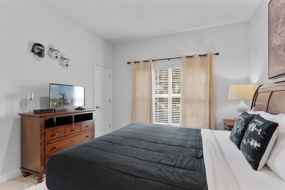 4BR Townhome With Pool at Storey Lake