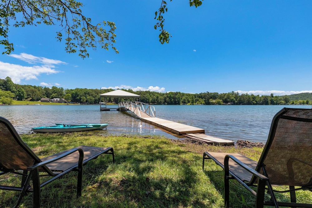 February Perks! Couples Getaway in Hayesville