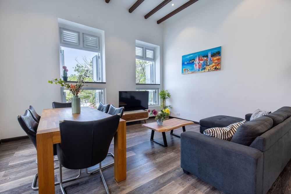 Sunshine Magnificently Bright 2BR Top City Centre Townhouse