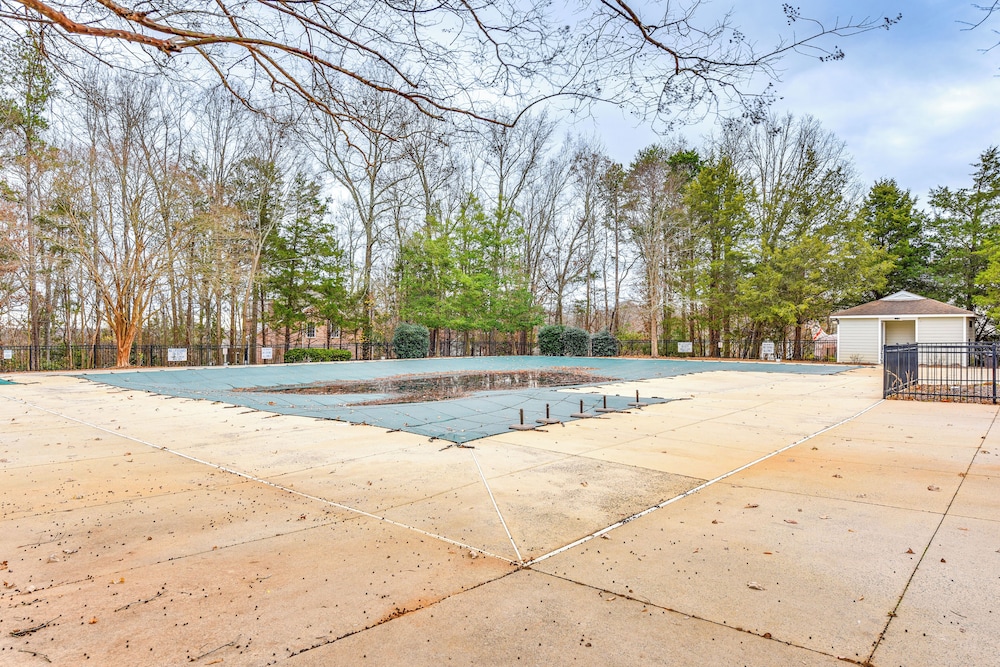 3 Mi to Carowinds: Retreat w/ On-site Fishing