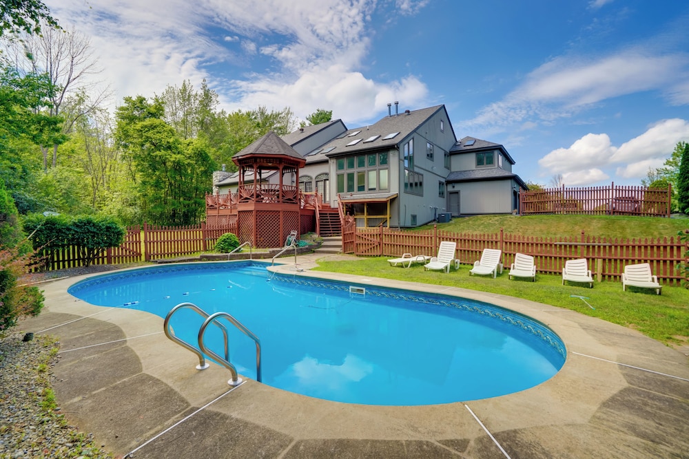 Luxury Mansion Rental w/ Rec Room in Niskayuna!