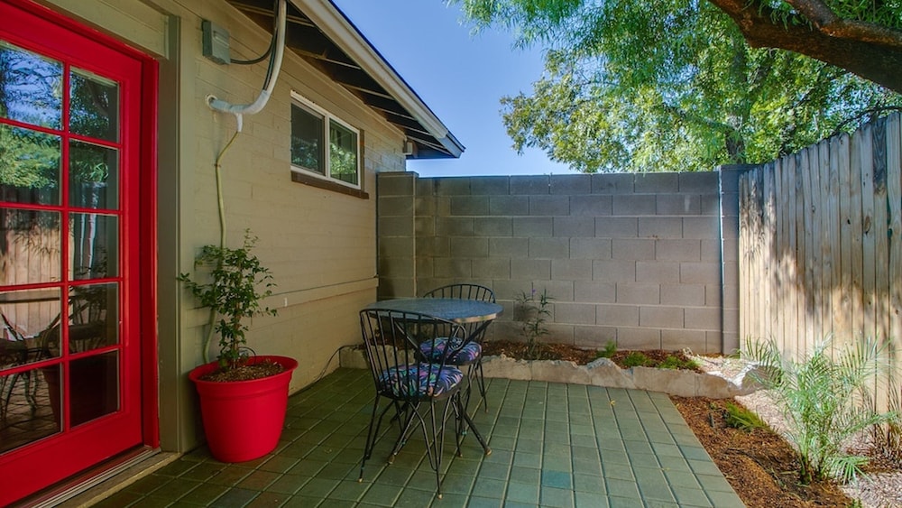 Charming Mid Town Guest House W/private Patio!