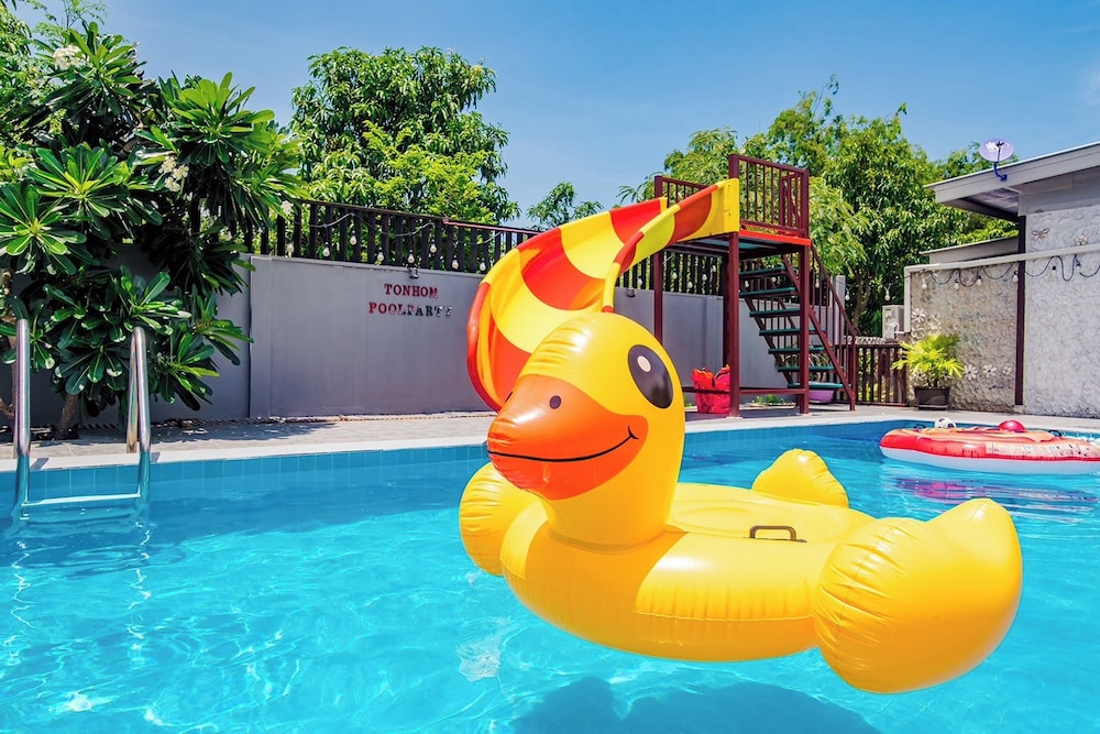 Ton Hom Pool Party