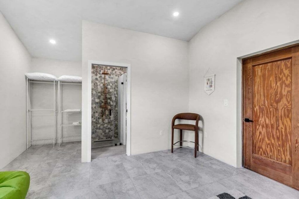 4br Biscayne River Home: Pool & Pickleball Fun 4 Bedroom Home
