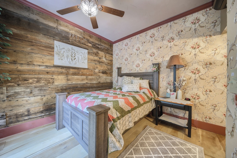 Willow Brook Getaway: Hot Tub, Deck in Mifflinburg