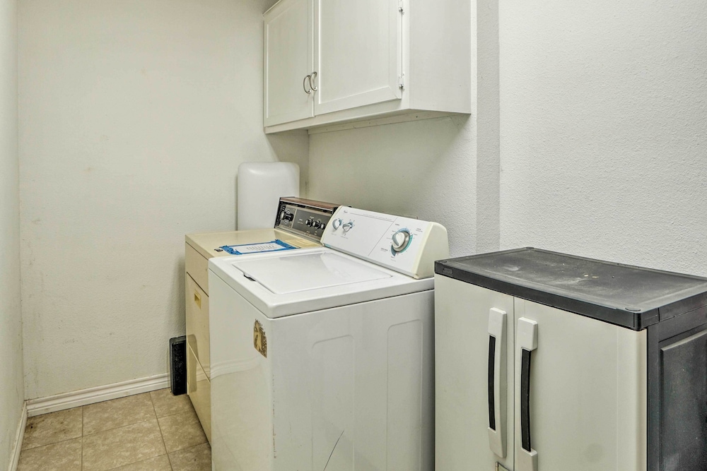 4 Miles to Lake Jacksboro: Cozy Texas Cottage