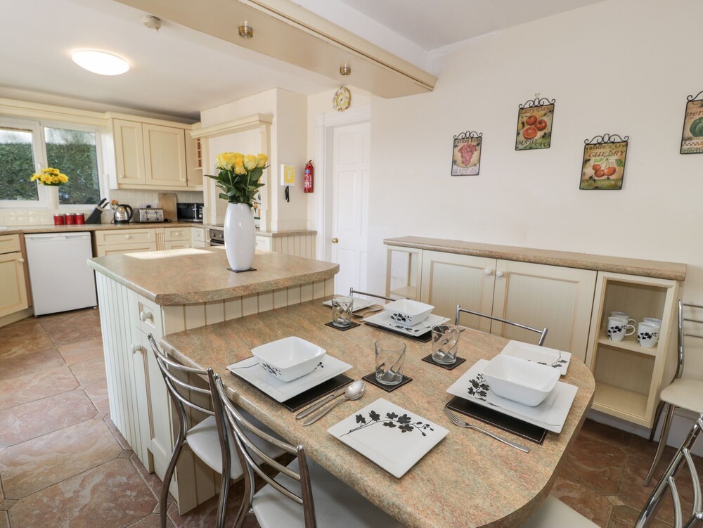 11 Glyn Garth Mews