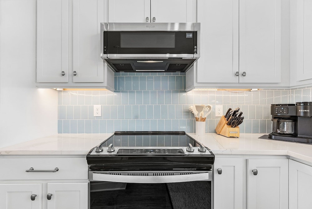 209 Seabreeze Escape: NEW Spacious 5-Bedroom Pool Home 5 Home