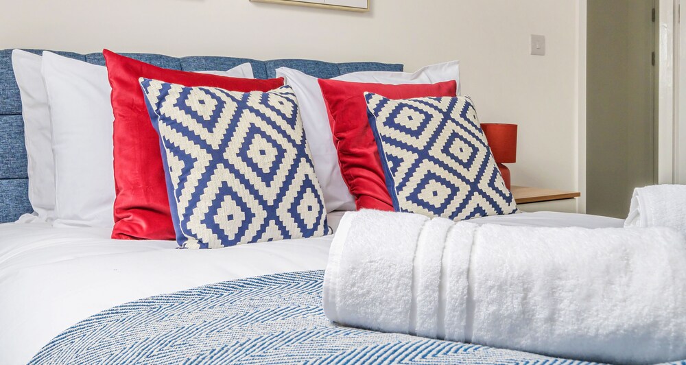 Modern Town Center Apartments Aldershot