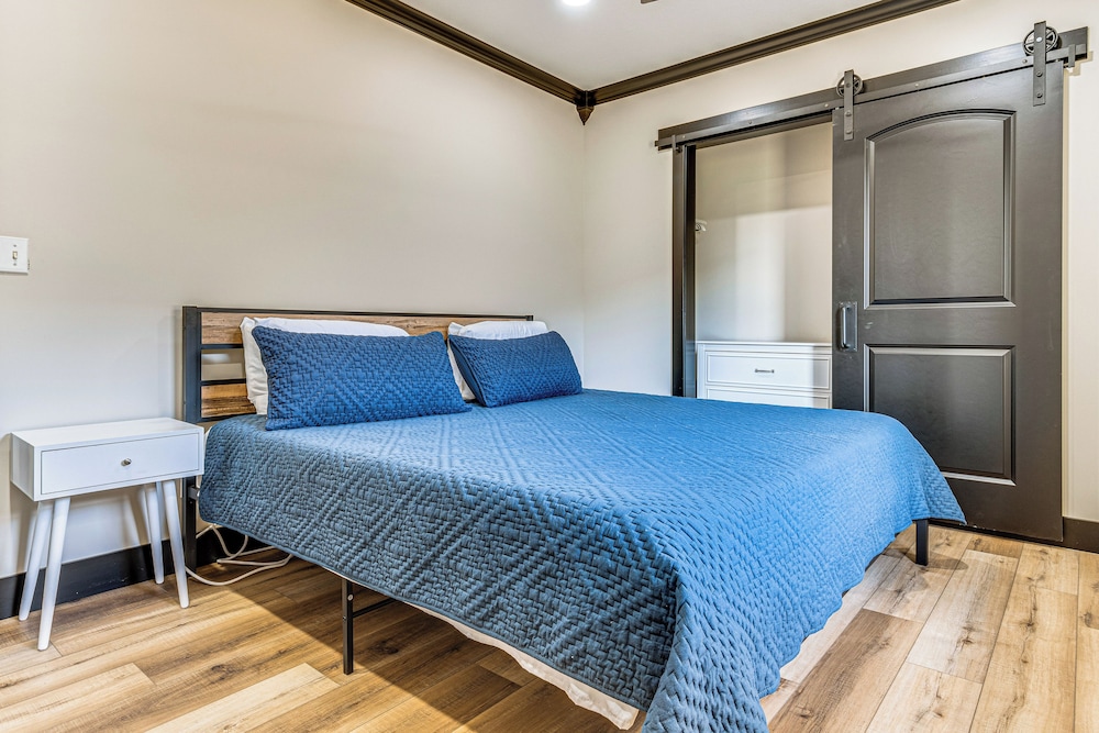 Sleek Montgomery Apartment: Shared Game Room view 5