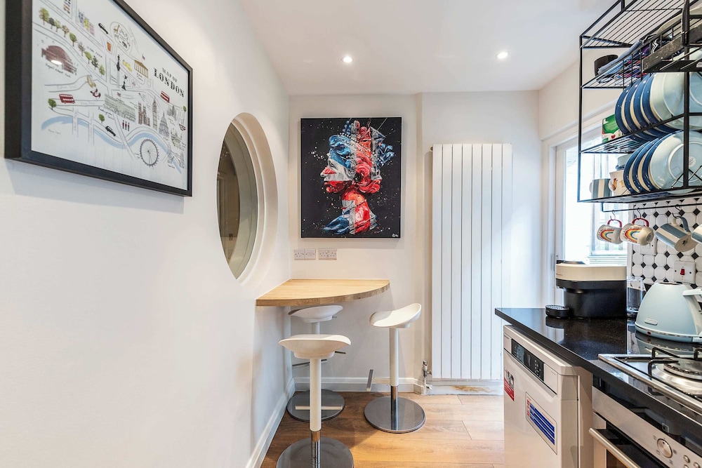 Elegant Two Bedroom Flat in Redcliffe Gardens