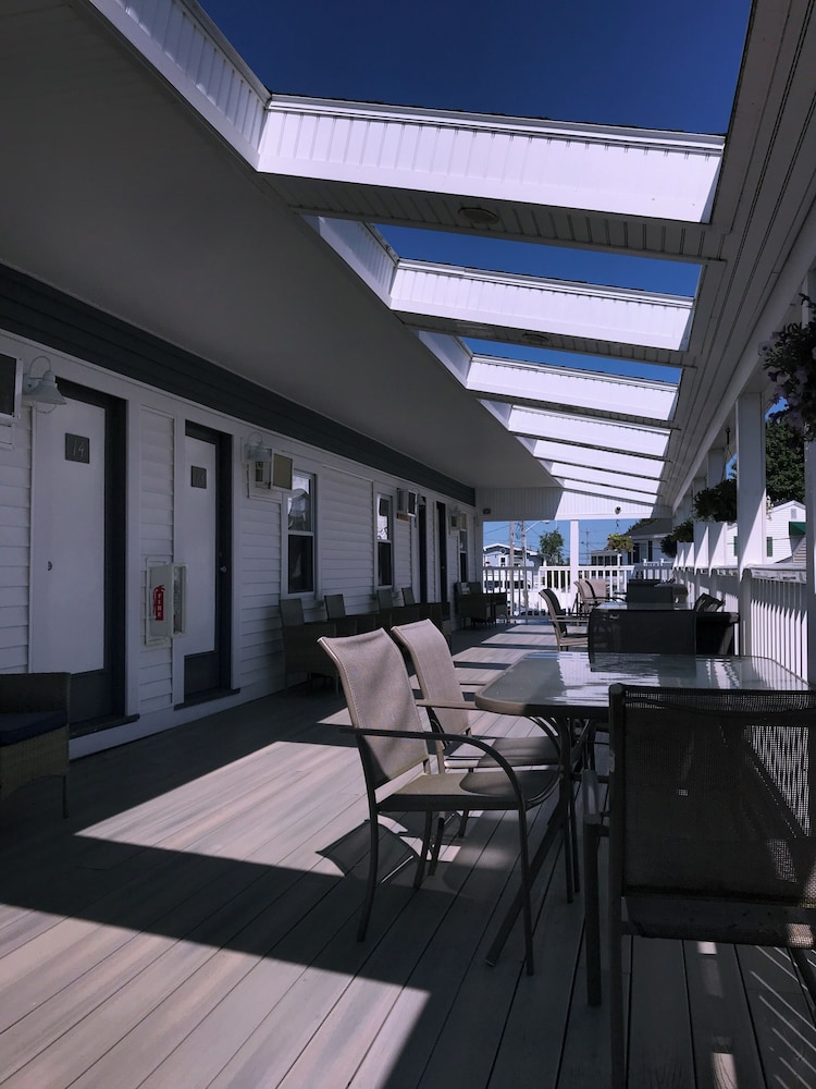 Blue Jay Motel view 4