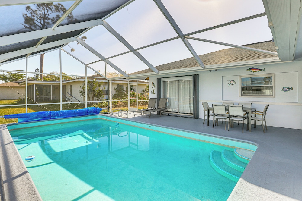 4 Mi to Lakes Park: Family Home in Fort Myers!