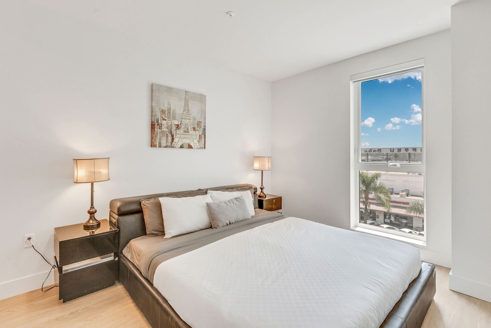 Stylish 2BR Near Dodgers Stadium by Oneluxstay