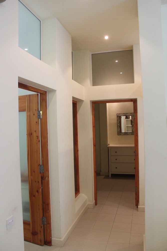 Stylish, Modern, Central Apartment in St Julians, Malta - Sleep 4 photo 2