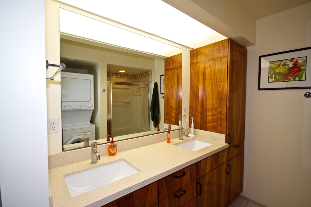 Almost Ocean Front - Beautiful Woodwork - Top Floor - Vrkcv