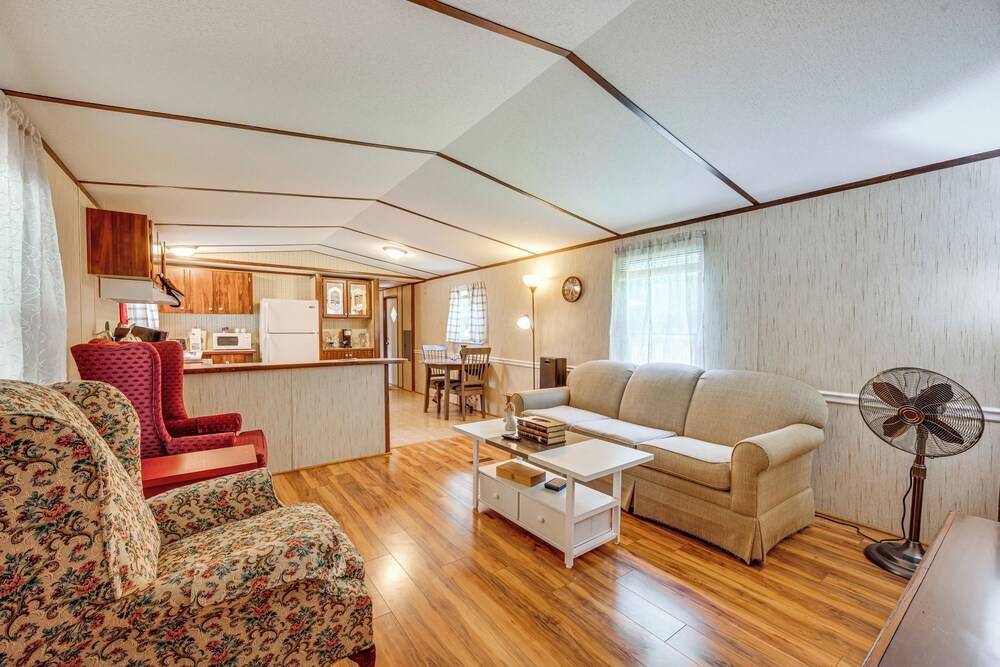 3 Mi to Badin Lake: Quiet New London Retreat