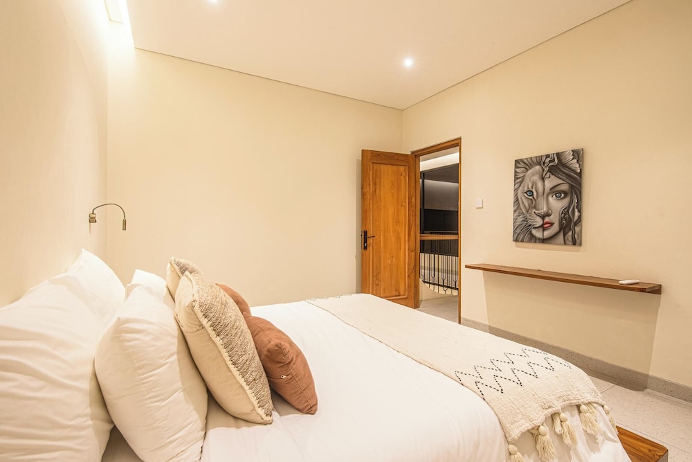 Chic 4-br Villa in Central Seminyak, Beach 5 Mins