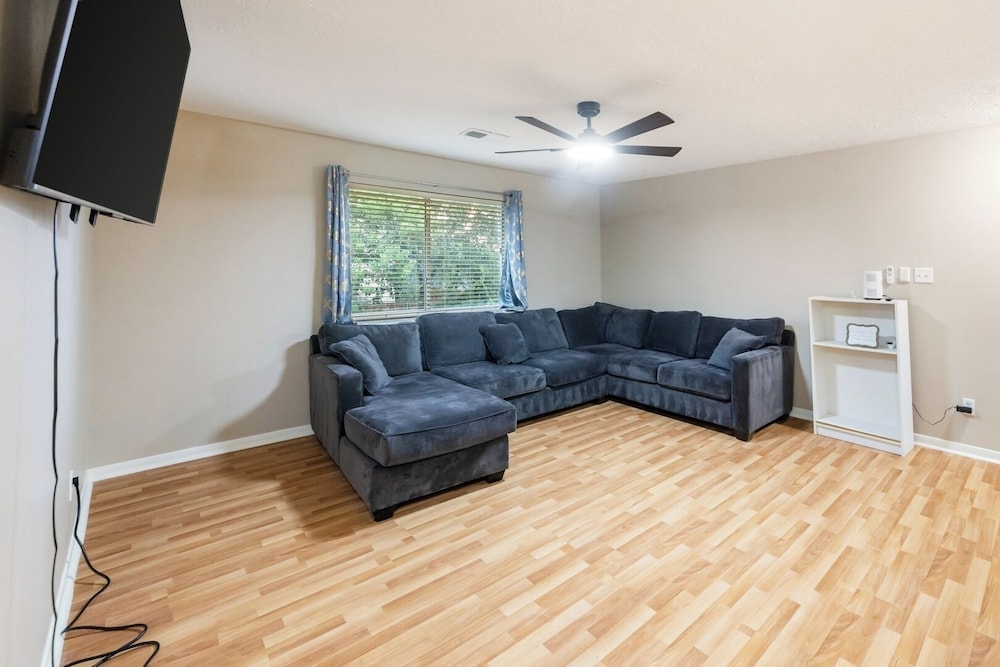 Pet-friendly 3BR Near First Colony Mall