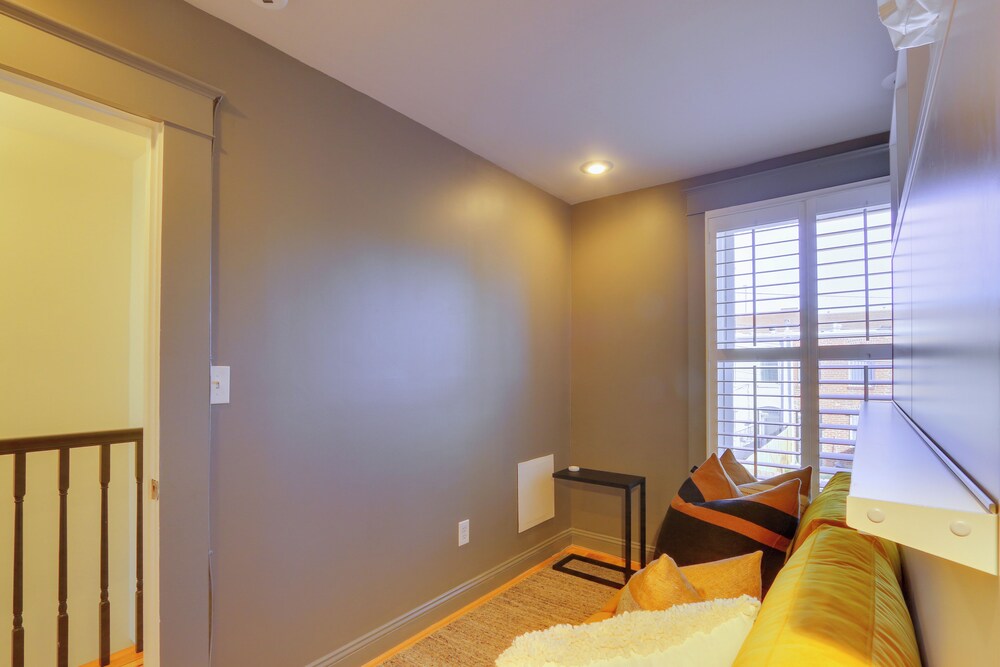 2 Mi to National Mall: Stunning Townhome w/ Patio!