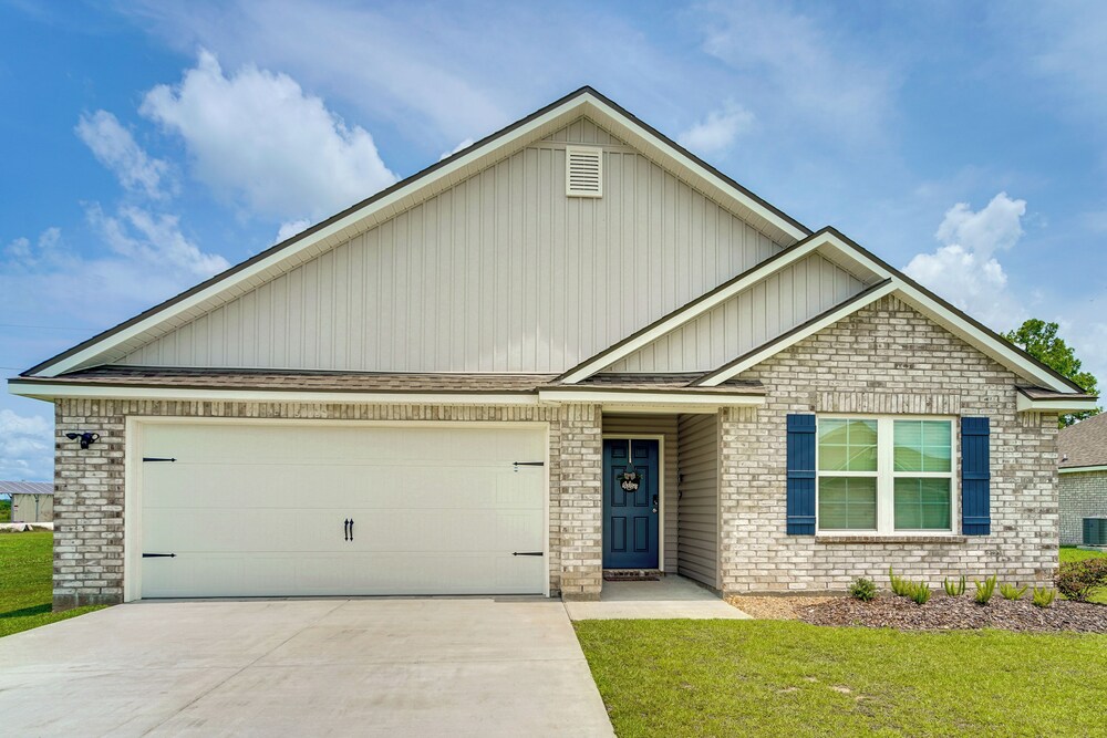 12 Mi to Avery Island: Spacious Family Home!