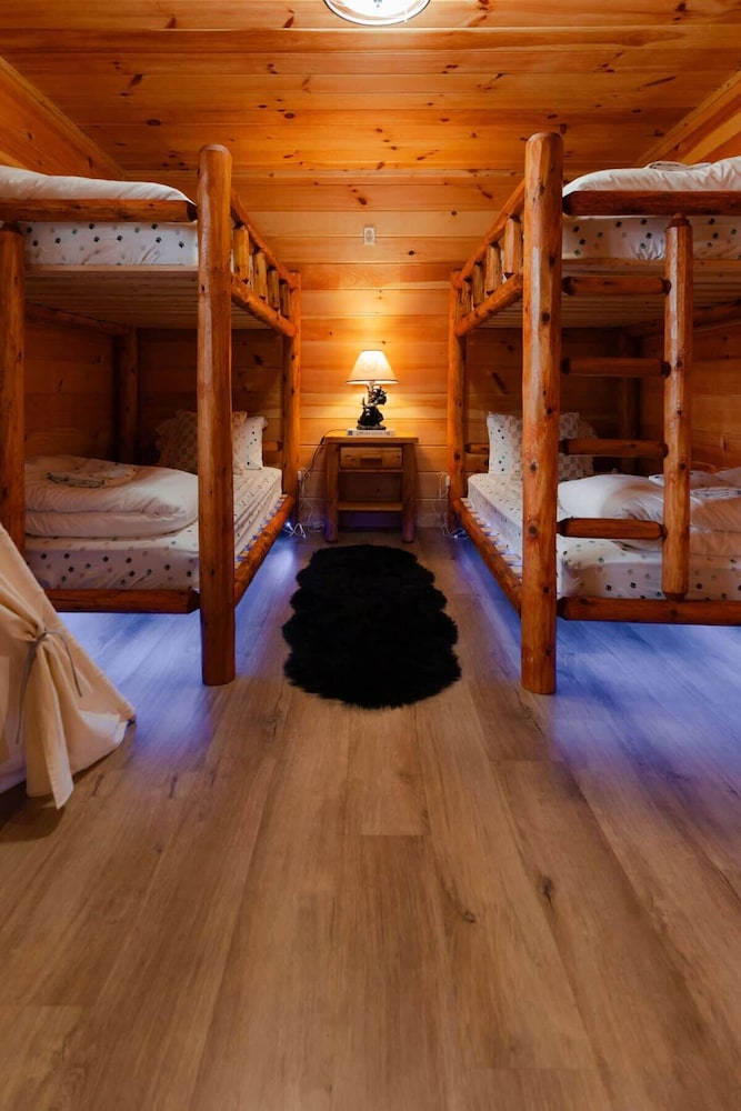Sleeps 16! Luxury Cabin With Game Room & Hot Tub