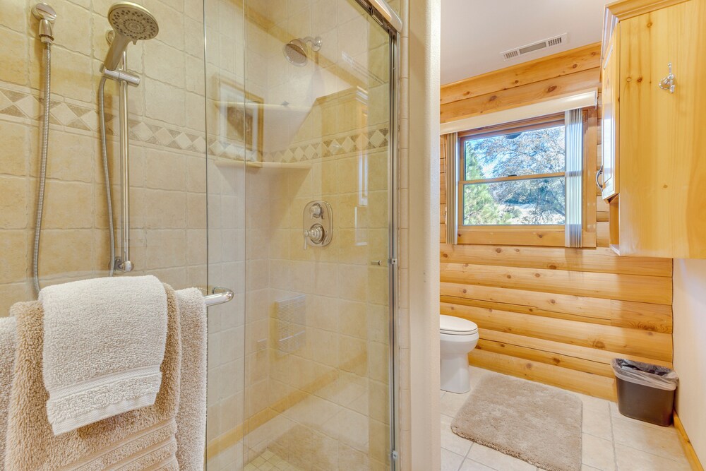 33 Mi to Yosemite NP: Custom Log Home w/ Deck!
