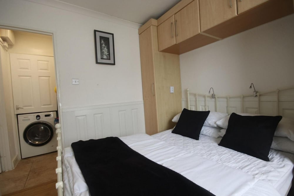 37E Medmerry Park 2 Bedroom Chalet view 5