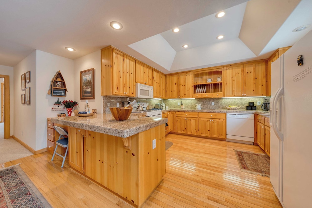 Pinewood Lodge by Avantstay Cozy Cabin Near Ski Resorts & Hiking