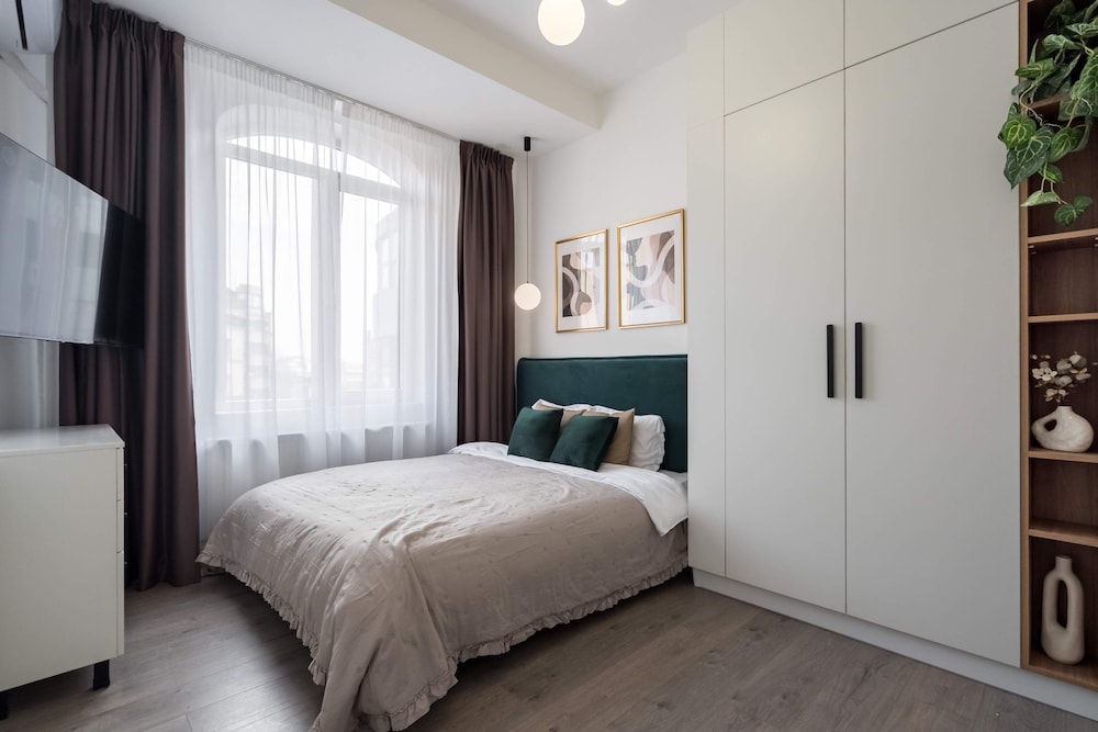 Contemporary Aparthotel 2-BR Flats Near Old Town, Quiet & Serene