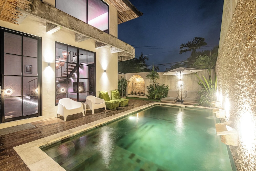 Chic 4-br Villa in Central Seminyak, Beach 5 Mins