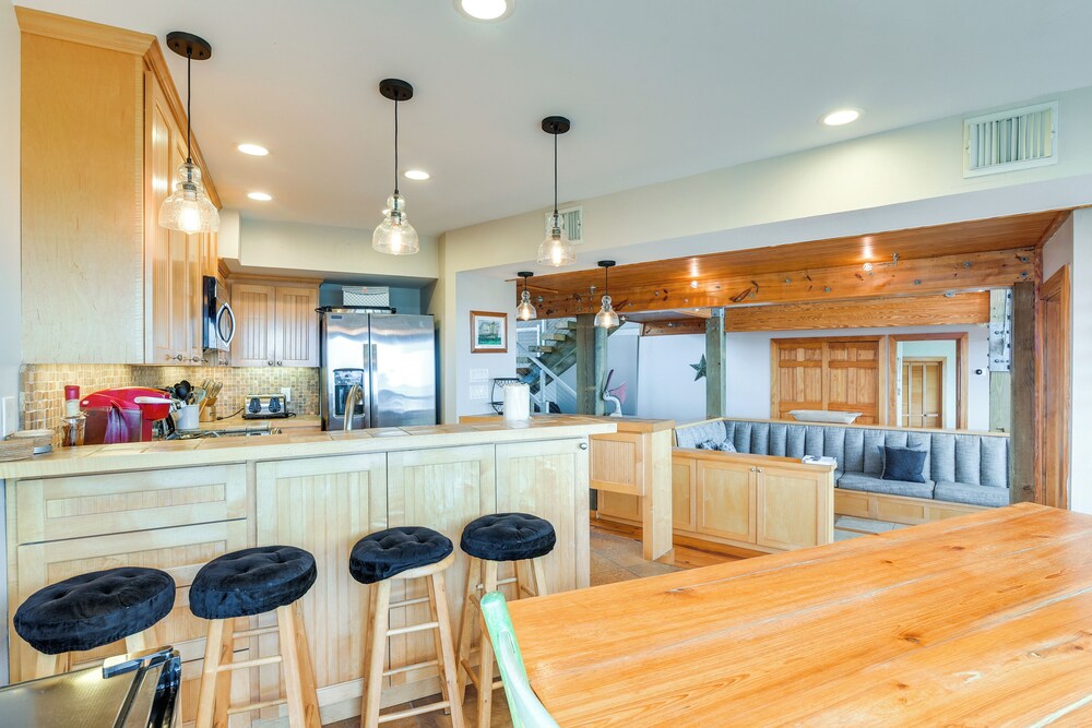 Oceanfront Home w/ Beach Access in Galveston