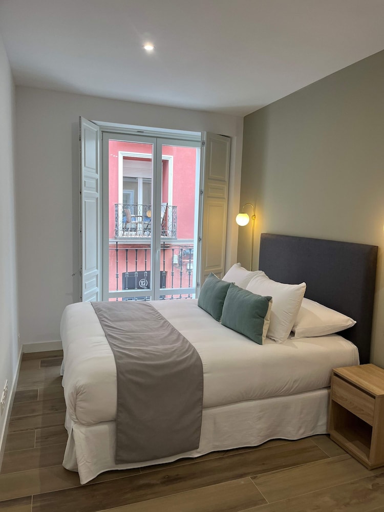 w Impressive 3BR w Sunny Terrace in Chueca