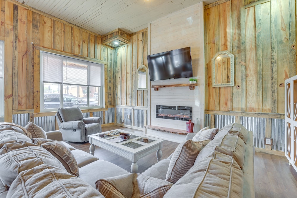 Oxford Vacations - Downtown Lineville Vacation Rental  10 Mi to Lake - Property Image 1