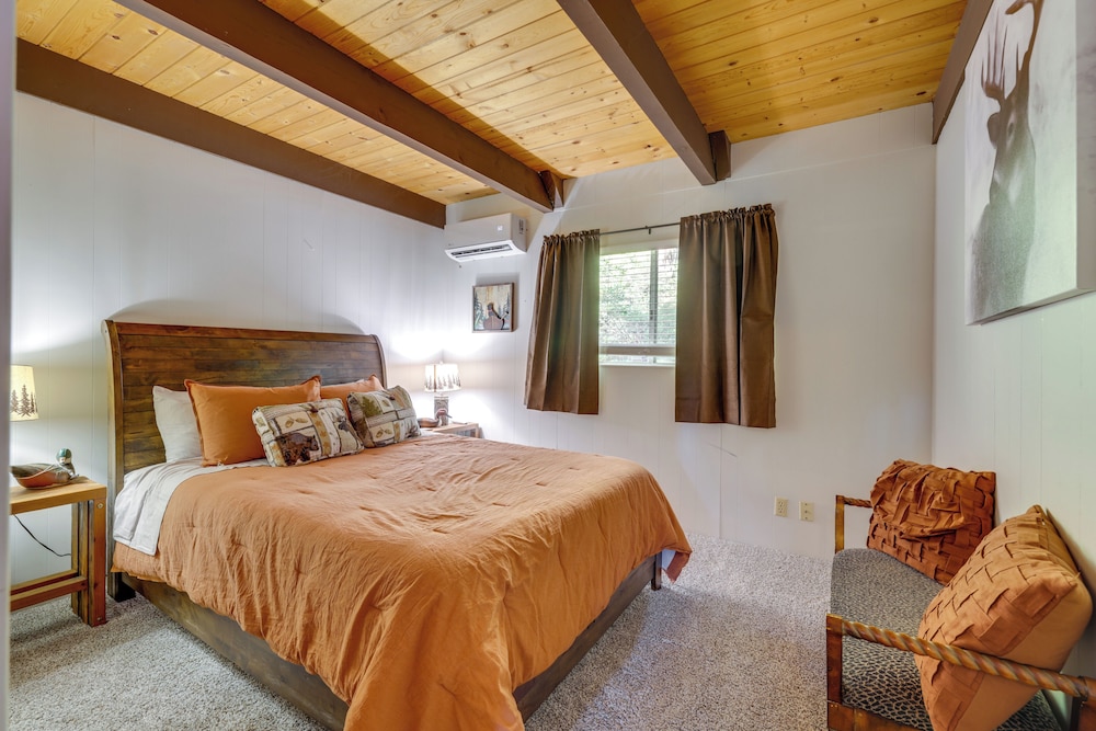 13 Mi to Skiing: Long Barn Family Cabin