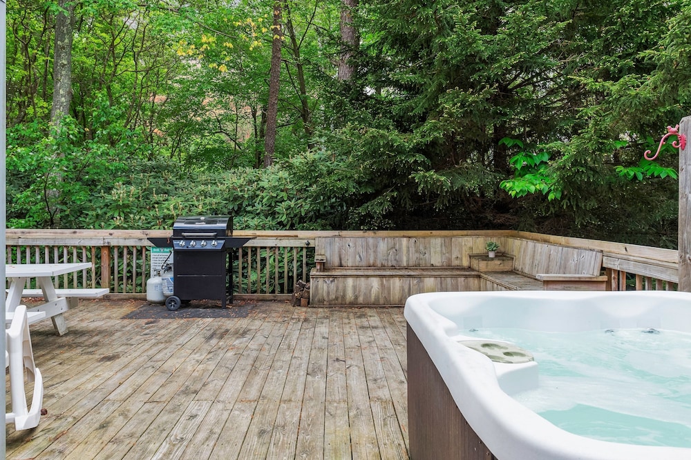 Harmony Ridge by Avantstay Large Deck w Hot Tub Forest Views