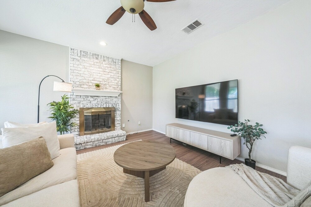 Modern 4br Gem Chic Comfort In Austin 4 Bedroom Home
