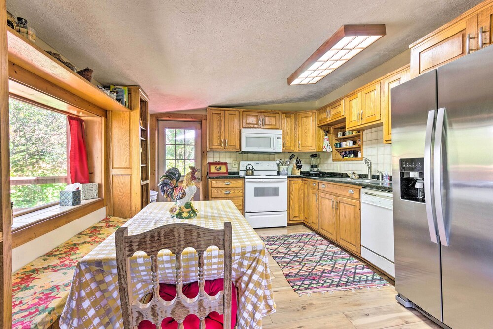 Rustic-yet-cozy Cabin w/ Patio, 12 Mi to Asheville