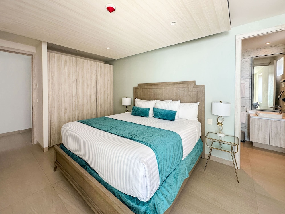 Paradise Found Luxe 2BR Condo in Iconic Location