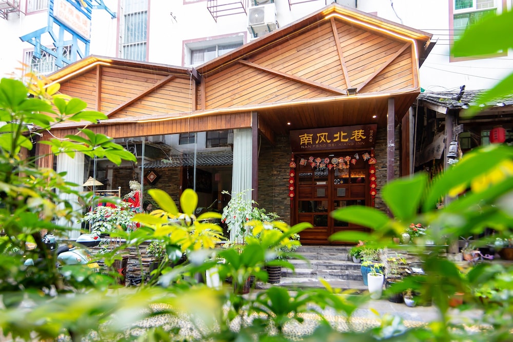 Breeze & Alley Inn