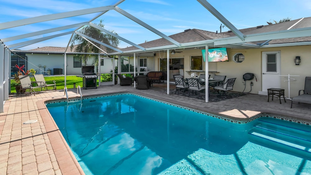 Just Chill Modern Canal Villa w Heated Pool