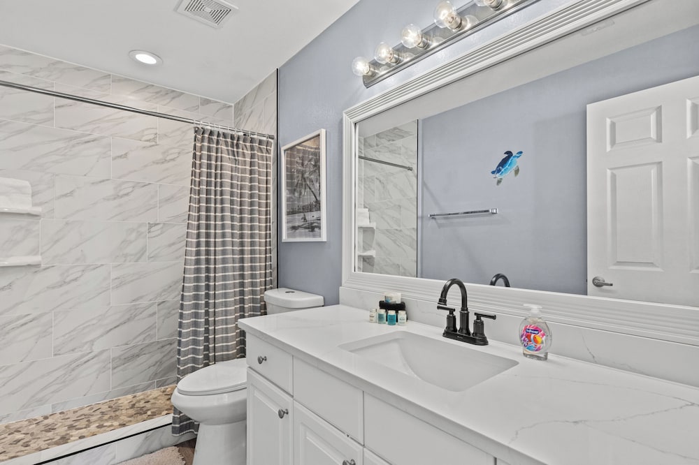 Tidewater Escape: 1br/2ba Beachfront Condo, Sleeps 6, Gulf Views & Comfort!