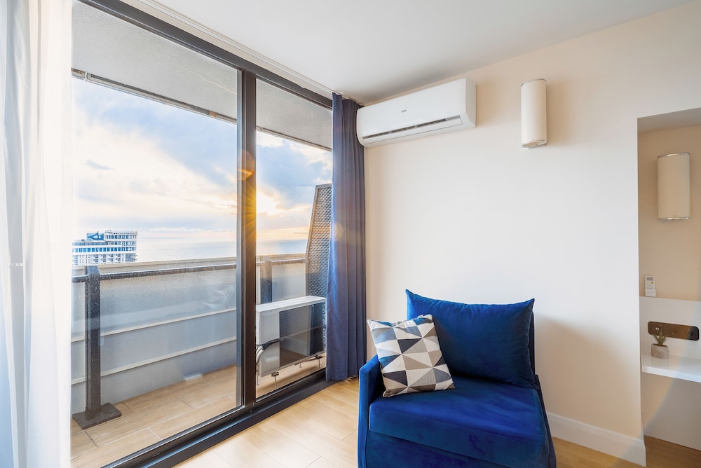 Home Hub en Batumi — balance & terrace