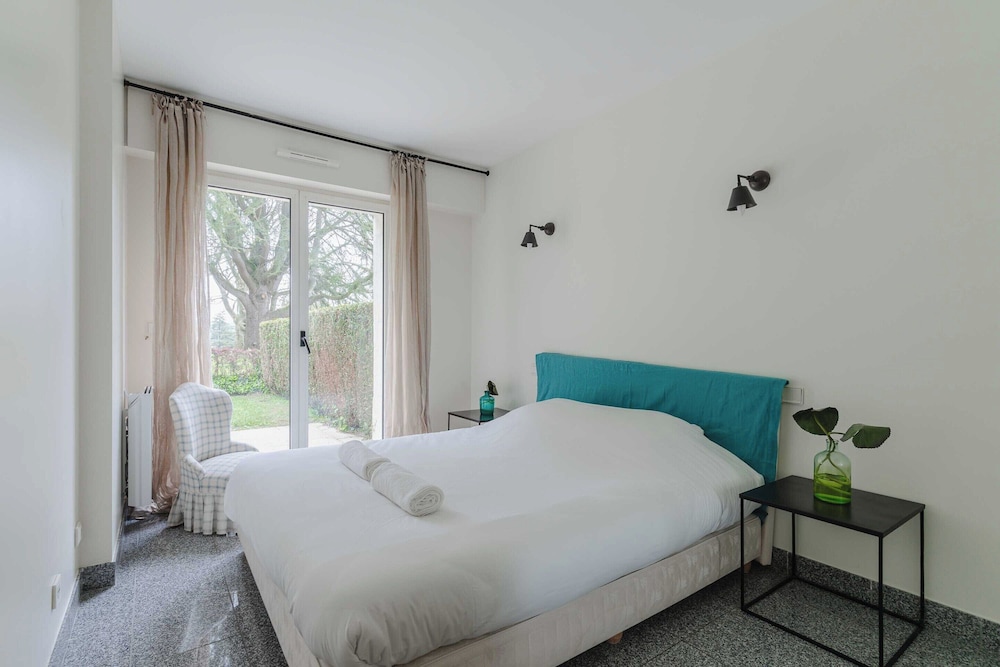 Luxury Haven With Pool, Tennis and Large Garden view 5