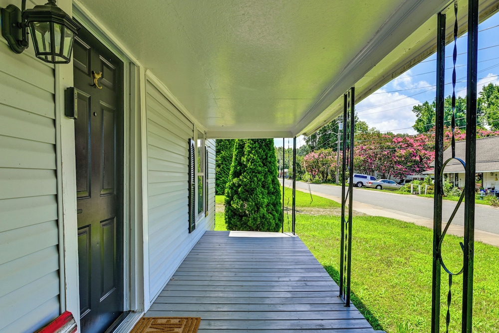 Weekend Getaway in Cornelius: Walk to Dining!