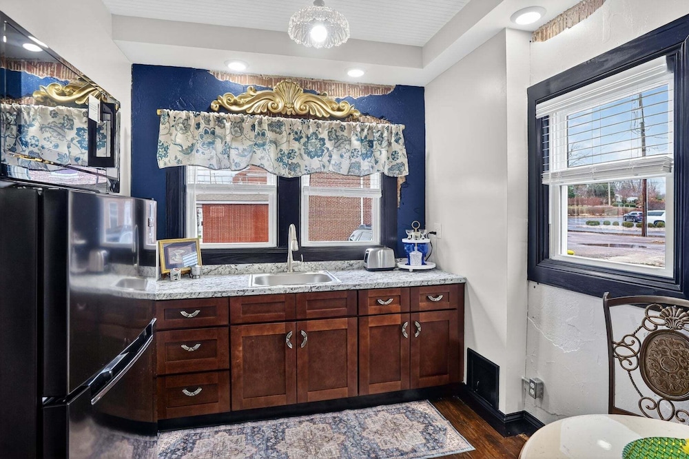 Historic 1920s Stay, Columbia House Unit A 1 Bedroom Apts