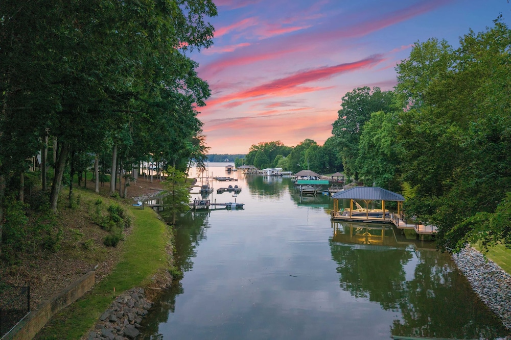 Cove's End by Avantstay Dock, Game Room, Fire Pit & Forest Views