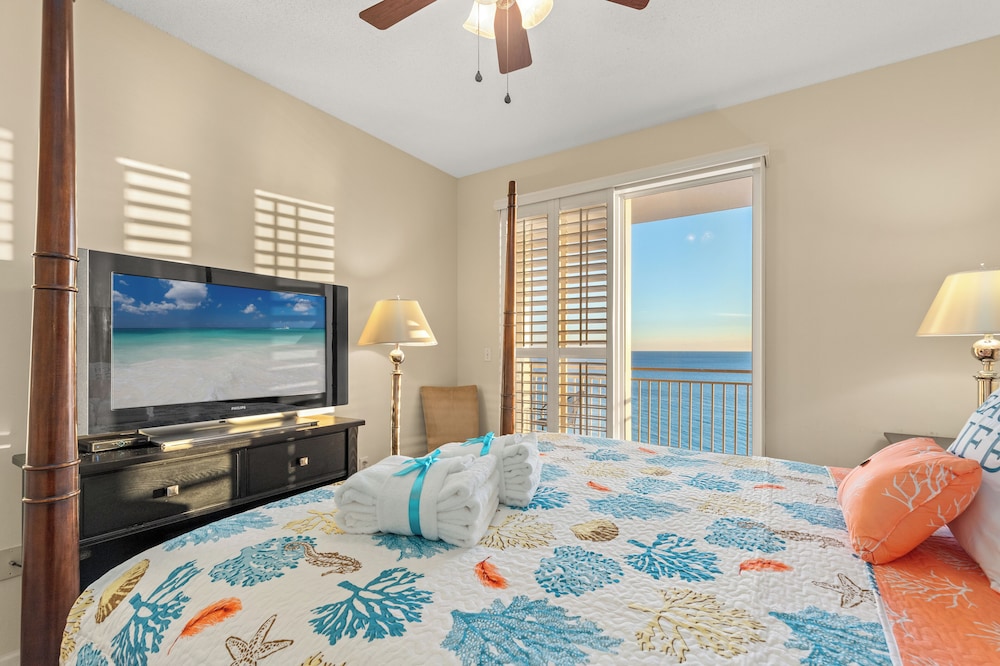 Beachfront Bliss Awaits: 2-bed, 2-bath Condo at Sterling Reef - Sleeps 6!