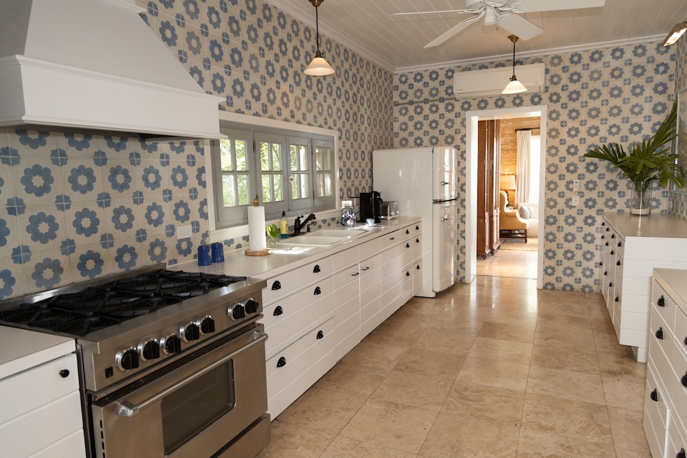 Beehive Harbour Island. Luxury Dream World On The Bay. Private D 5 Bedroom Home