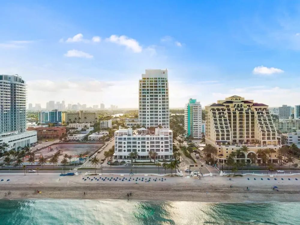 Elegant Beachfront Condo: Your Perfect Getaway!
